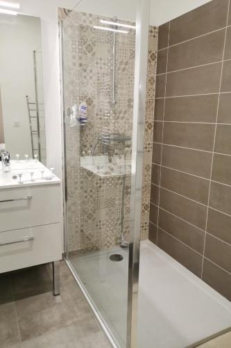 une salle de bain avec une douche, un lavabo et des toilettes dans l'établissement Gite Les Promenades, à Bellême