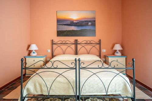 ein Schlafzimmer mit einem Bett mit zwei Nachttischen und zwei Lampen in der Unterkunft Antica Dimora del Platano - R3832 in Nurachi
