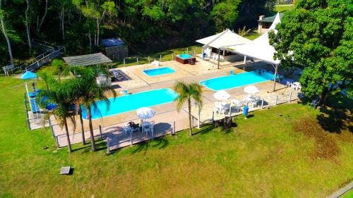 una vista aérea de una piscina con palmeras en Hotel Termas da Guarda, en Tubarão