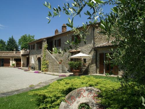 コルトーナにあるLuxurious cozy apartment with pool near Cortona in Tuscany versatileの大きな石造りの家