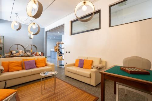 salon z 2 kanapami i stołem w obiekcie Hotel Fontaine Bleue w mieście Orta San Giulio