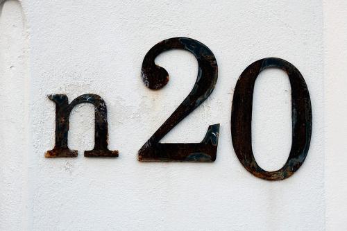 a sign with the number on a white wall at Numero20 B&B in Anacapri