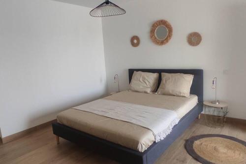 um quarto com uma cama num quarto em Appartement du Cyprès em Mèze