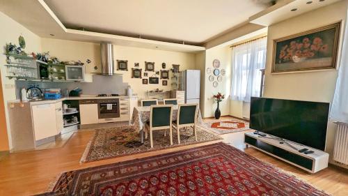 Televízia a/alebo spoločenská miestnosť v ubytovaní Kamil Apartments, Lux S, 131m2