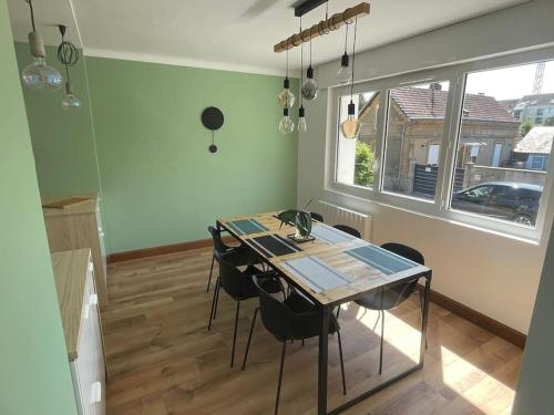 une salle à manger avec une table et quelques chaises dans l'établissement Maison - Louviers centre - proche golf, à Louviers