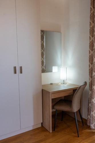 a desk in a room with a chair and a mirror at Casa Vacanze La Perla del Lago in Passignano sul Trasimeno