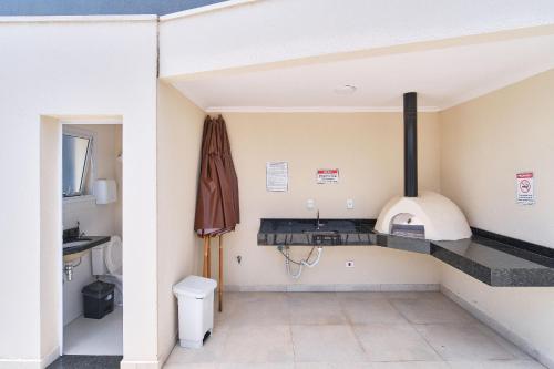 a kitchen with a sink and a stove at 500 metros da Orla Itaguá em Ubatuba - Varanda Gourmet/ Wi-fi in Ubatuba