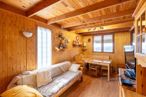 Una televisión o centro de entretenimiento en Chalet Sérénité - Tranquillité et Très Belle Vue