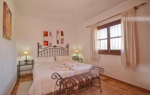- une chambre avec un grand lit blanc et une fenêtre dans l'établissement Sa Vinyeta, à Selva