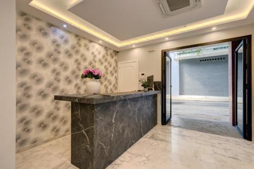 a lobby with a marble counter and a door at Hostal 37 in Estepona