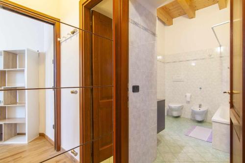 Phòng tắm tại Villa Bevilacqua Nuovo bilocale modernopiscina