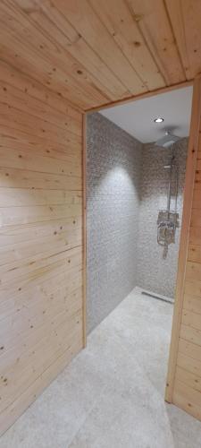 Koupelna v ubytování Hotel Plutitor Lebăda