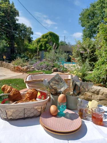 una mesa con huevos y cestas de comida. en Shanti Home, en La Tour-sur-Orb