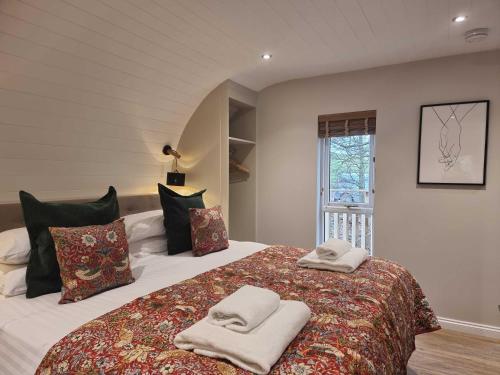 En eller flere senge i et værelse på Chestnut Lodge with Hot Tub