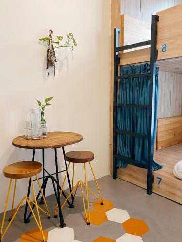 Una cama o camas en una habitación de Laca Hostel