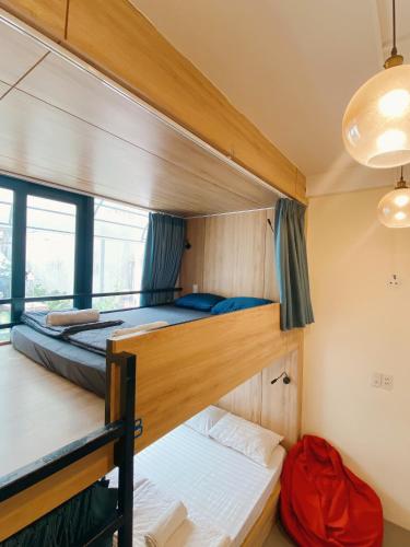 Una cama o camas en una habitación de Laca Hostel