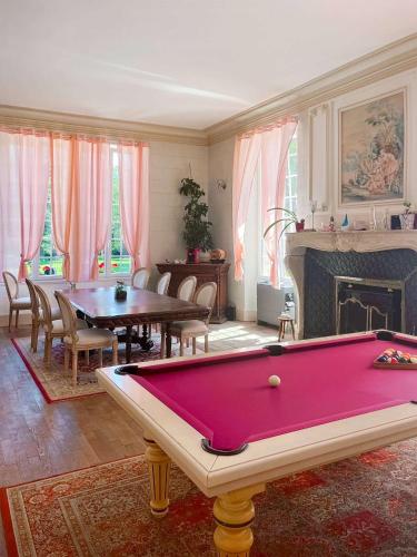 - un salon avec un billard et une cheminée dans l'établissement The Rooms of Vilmorais, à Arcomps