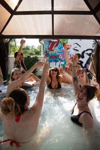 un groupe de femmes assises dans une piscine dans l'établissement La Villa des Secrets, à Boissets