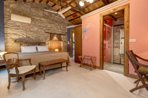 ein Schlafzimmer mit einem Bett und einem Tisch und Stühlen in der Unterkunft Sakin Ev in Alacati