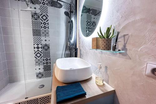 La salle de bains est pourvue d'un lavabo et d'une douche. dans l'établissement DECAROLI - Stylish and Central Renovated Modern Studio, à Saint-Laurent-du-Var