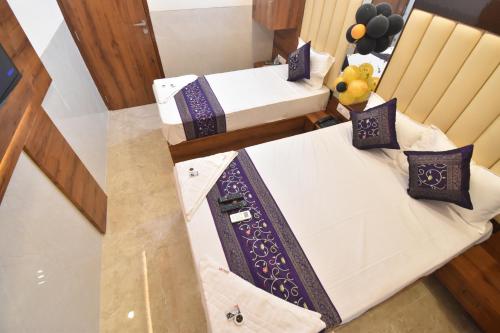 Katil atau katil-katil dalam bilik di Hotel Dream Palace Residency - Near to US Embassy Bkc Mumbai