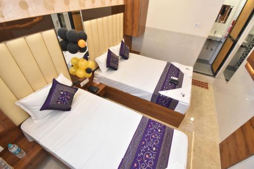 Katil atau katil-katil dalam bilik di Hotel Dream Palace Residency - Near to US Embassy Bkc Mumbai