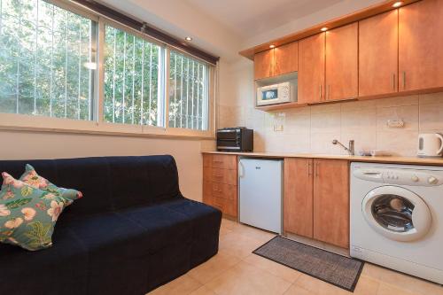 Una cocina o cocineta en Colony Suites- Hananya St.