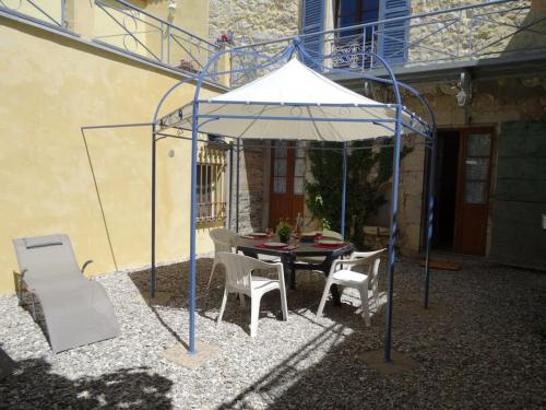 un gazebo avec une table et des chaises en dessous dans l'établissement Appartement RDC avec terrasse privée, à Castellane