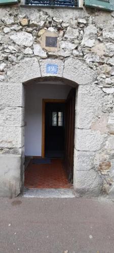 une porte menant à un bâtiment en pierre avec une porte dans l'établissement Appartement RDC avec terrasse privée, à Castellane