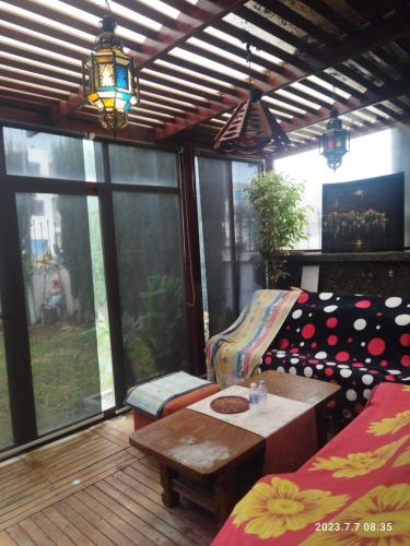 a living room with a couch and a table at Marbella Beach îlot 5 in Mansouria