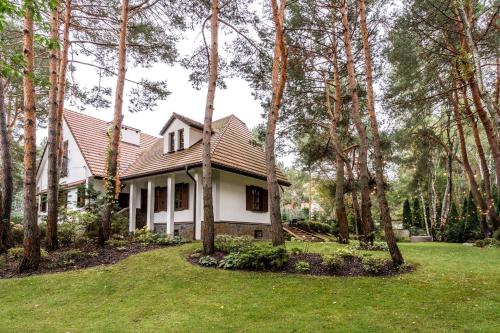 Zahrada ubytování Willa Las&Luksus Jacuzzi, Sauna i Relaks pod Warszawą