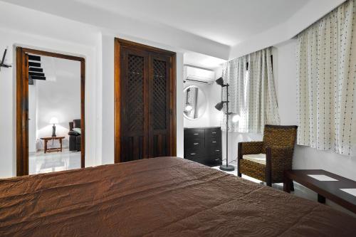 トレビエハにあるApartamento Aldea del Marのベッドルーム(ベッド1台、デスク、鏡付)