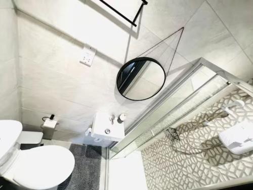 een badkamer met een toilet en een spiegel bij Studios next to Emirates Stadium in Londen