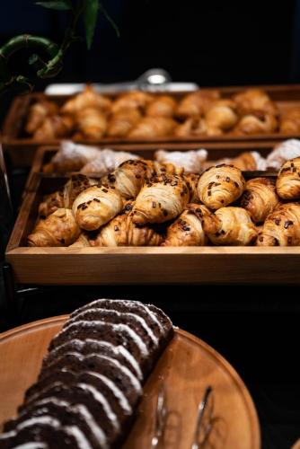 a display of donuts and other pastries in a bakery at Phi Hotel Piajo in Nembro