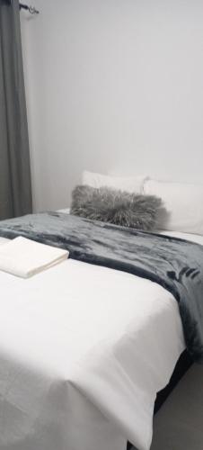 Säng eller sängar i ett rum på Esteem Guesthouse