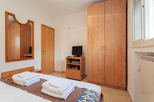 Een bed of bedden in een kamer bij Colony Suites- Hananya St.