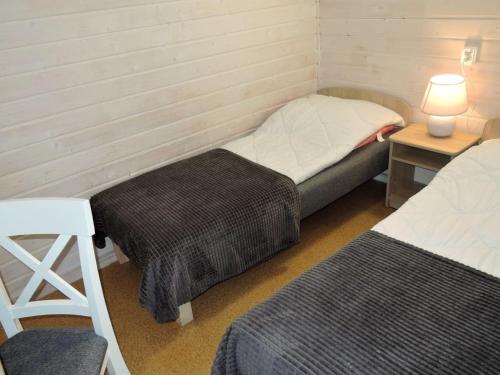 Habitación pequeña con 2 camas y mesa. en New holiday homes for 2 people in Dziwnówek en Dziwnówek