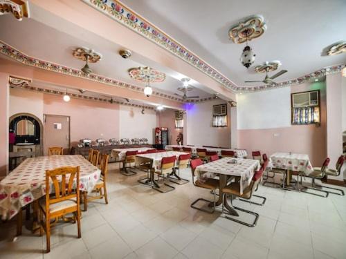 uma grande sala de jantar com mesas e cadeiras em hotel babu heritage em Bikaner