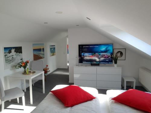 a living room with a bed and a flat screen tv at Nordsee Ferienwohnung im Künstlerhaus bei Husum - keine Monteure Arbeiter in Oldersbek