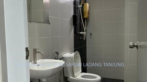 uma casa de banho com um WC e um lavatório em Ladang Tanjung Dar Assalam Homestay em Kuala Terengganu