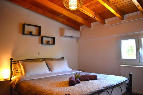 sypialnia z łóżkiem z dwoma ręcznikami w obiekcie Amara w mieście Artemida