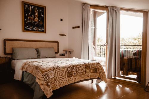 een slaapkamer met een bed met een deken erop bij Baiolei in Azpeitia