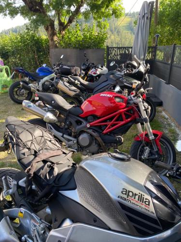 eine Reihe von Motorrädern, die nebeneinander geparkt sind in der Unterkunft Hôtel Génépi in Beuil