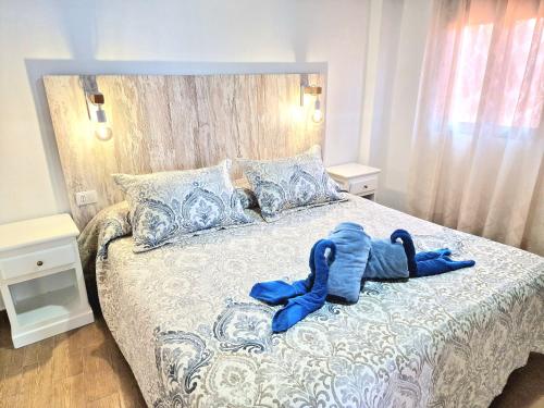 Ein blau ausgestopftes Tier liegt auf einem Bett in der Unterkunft Casa Rural Giovanni & Rosa B Icod de los Vinos by HRTenerife Net in Icod de los Vinos