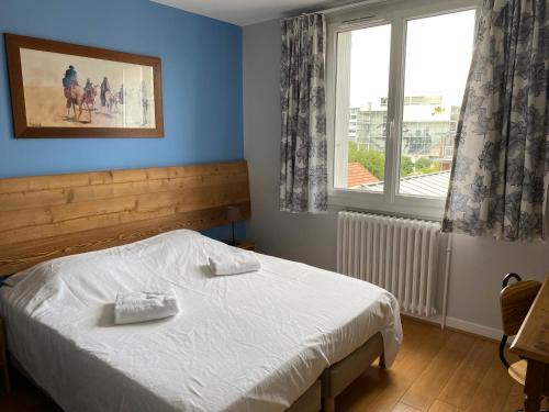a bedroom with a bed and a window at LE LOFT SOMMEILLER 19*** Près du Lac in Annecy