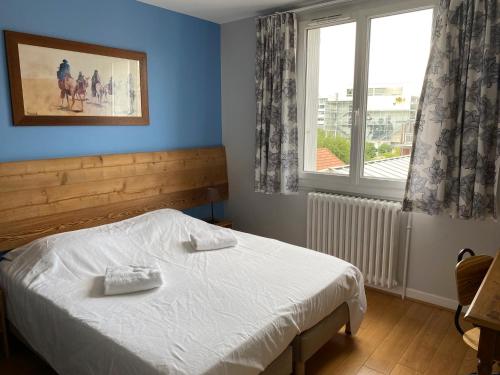 une chambre avec un lit et une fenêtre dans l'établissement LE LOFT SOMMEILLER 19*** Près du Lac, à Annecy