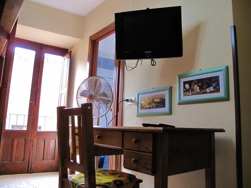 Una televisión o centro de entretenimiento en Diving Center Punta Stilo