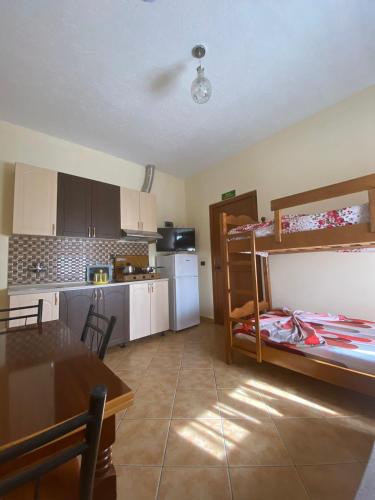 Camera con cucina e letto a castello. di Hotel Egli a Velipojë