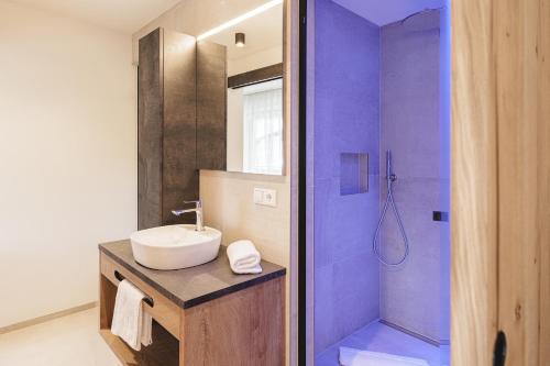 un bagno con lavandino e doccia di Apartments Silva Romantic a San Giovanni in Val Aurina