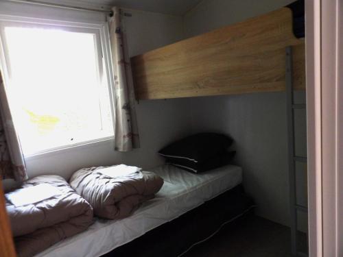 a room with a bunk bed and a window at THITOME in Limeuil